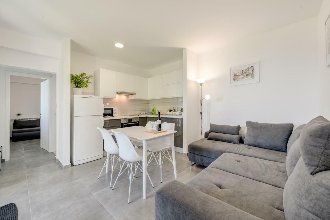 Apartments Mimac Omis Bagian luar foto