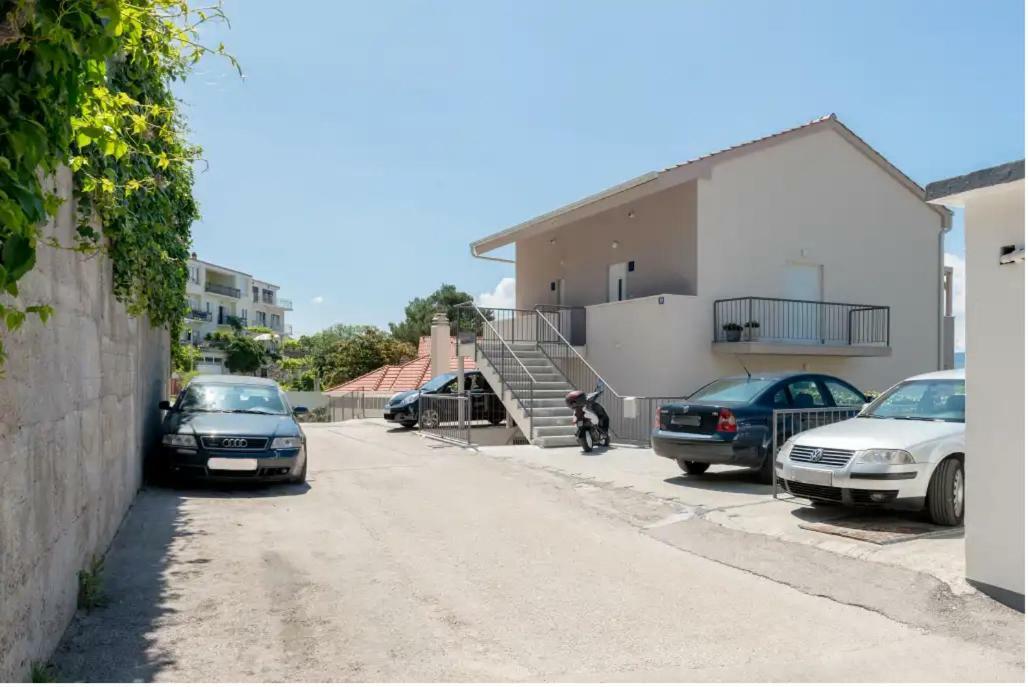 Apartments Mimac Omis Bagian luar foto